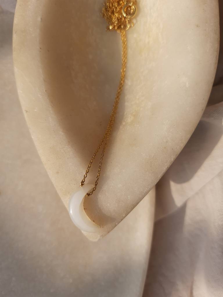 White Moonstone Luna Pendant With 18Kt Gold Plated On Brass Chain : NO-K-6296-16
