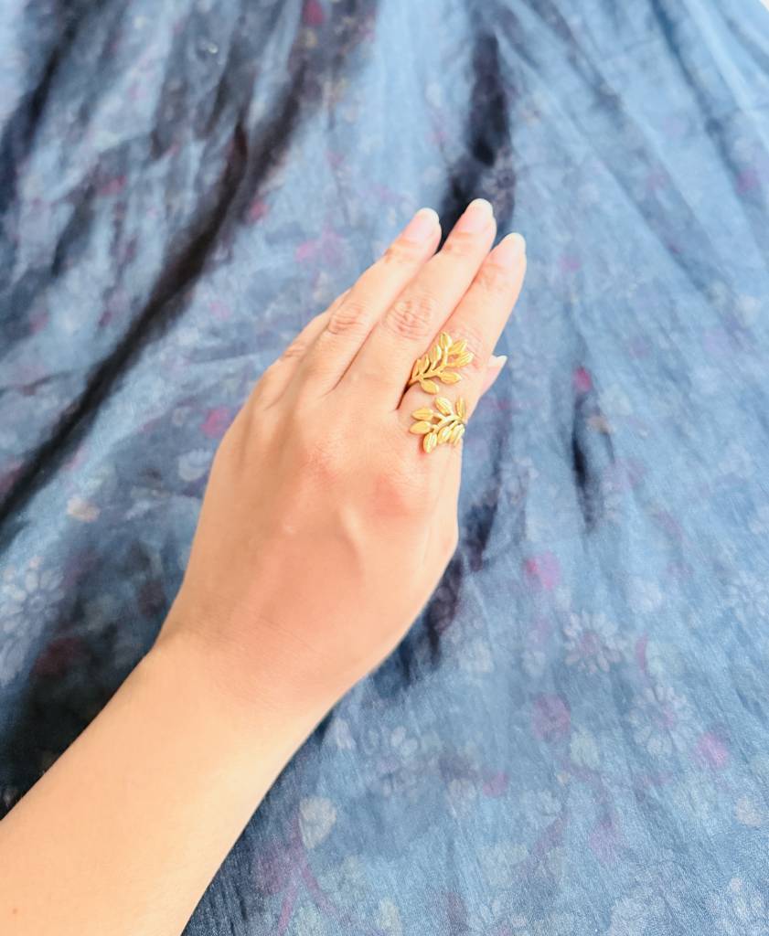 Gold Tone Adjustable Floral Ring : J00349588