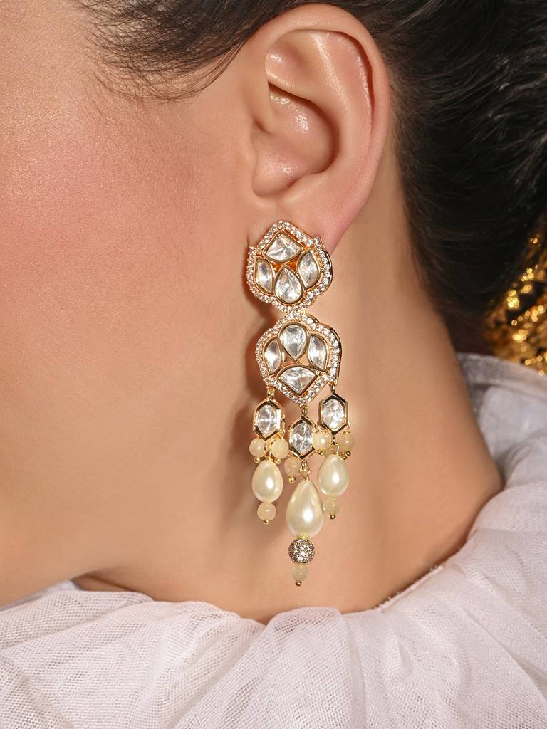 Gleamful Golden Dangler Earrings : JBRMR24ER12