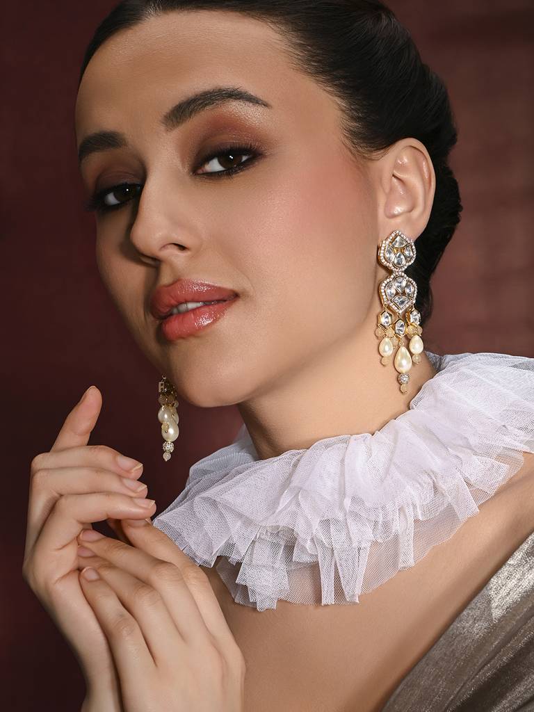 Gleamful Golden Dangler Earrings : JBRMR24ER12