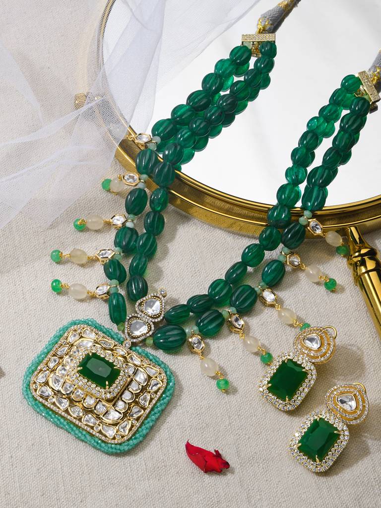 Twinkling Necklace With Earrings : JBRMR24NKS64