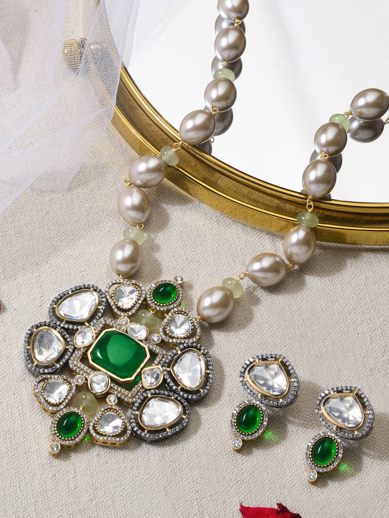 Glistening Necklace With Earrings : JBRMR24NKS69
