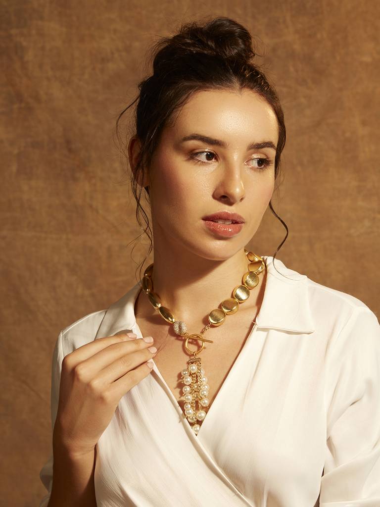 Toggle lock pearl shower lariat