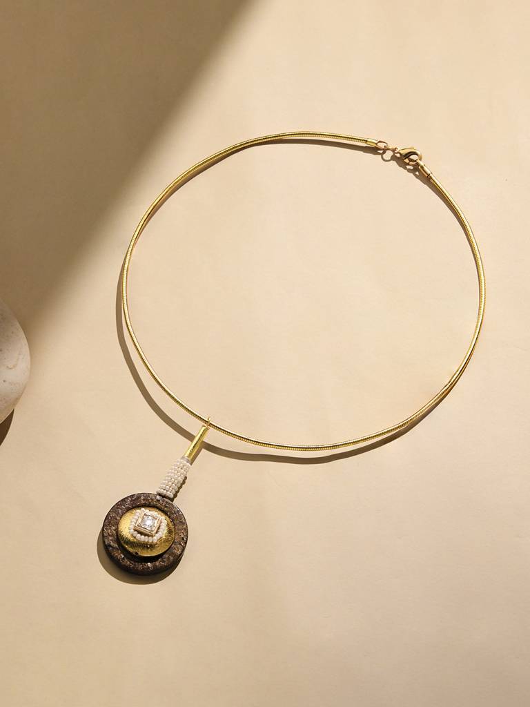 Dazzling Gold Stiff Wire Choker : JBRPRMYN19