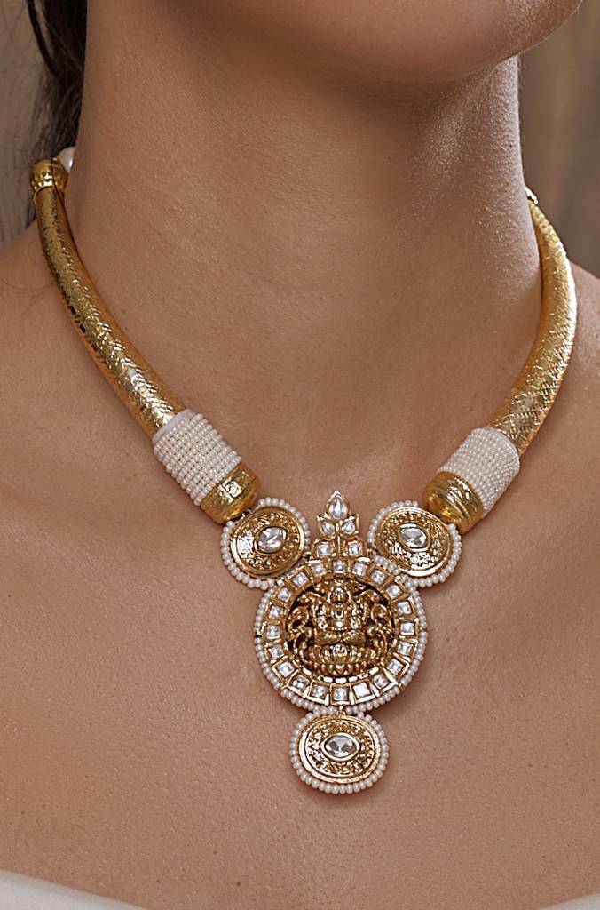 Golden Bespoke Stiff Necklace : JBRSSNK326