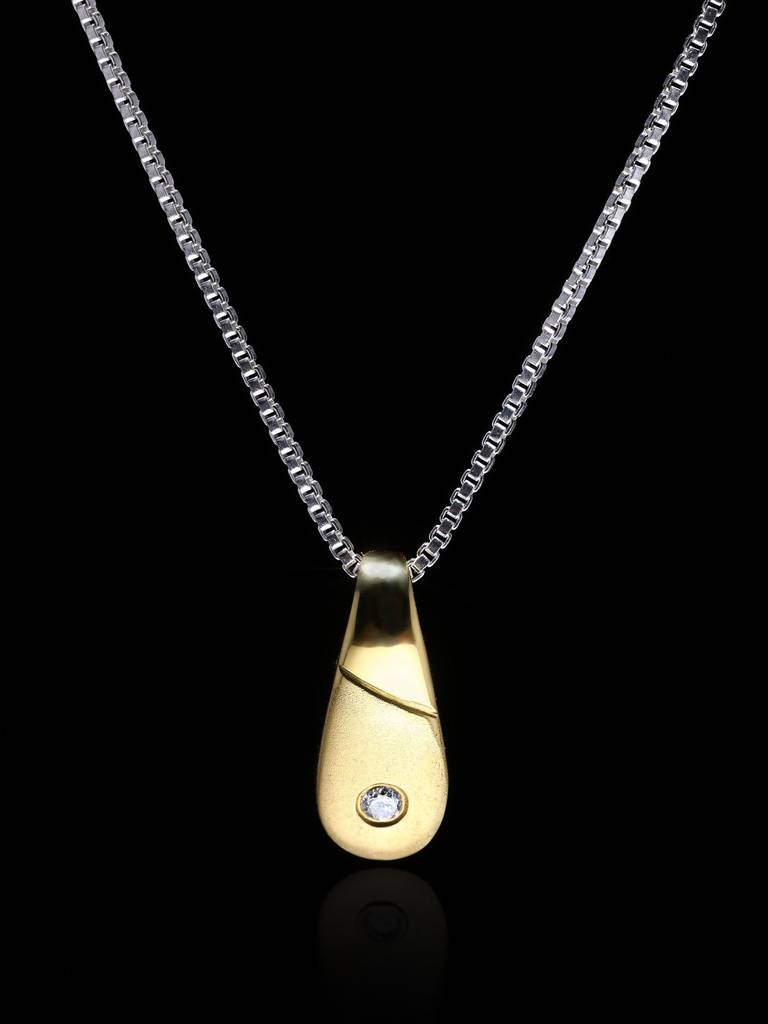 18K Gold Teardrop Shape Finely Crafted Pendant With Diamond : JQC58