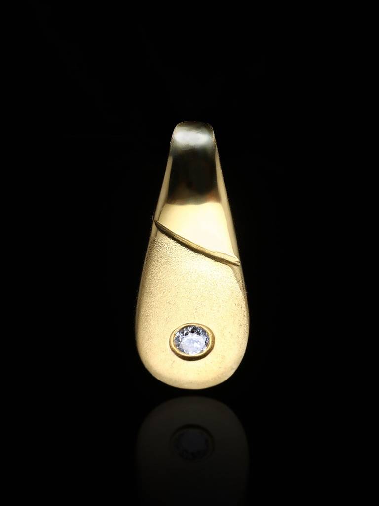 18K Gold Teardrop Shape Finely Crafted Pendant With Diamond : JQC58