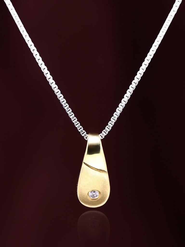 18K Gold Teardrop Shape Finely Crafted Pendant With Diamond : JQC58