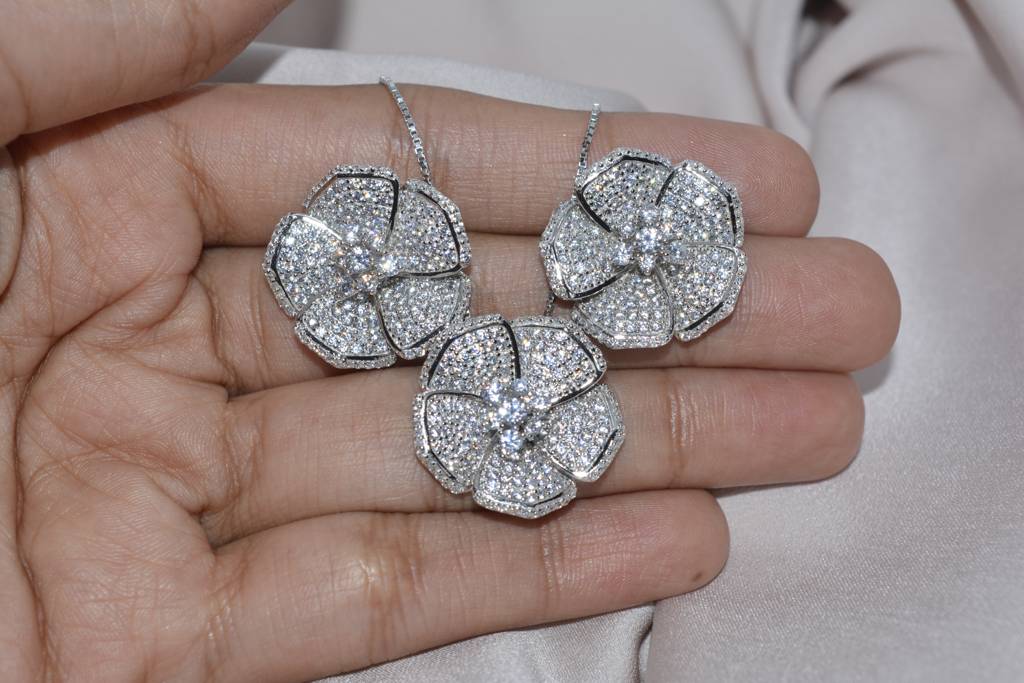 Radiant Bloom Pendant Set : lvd284
