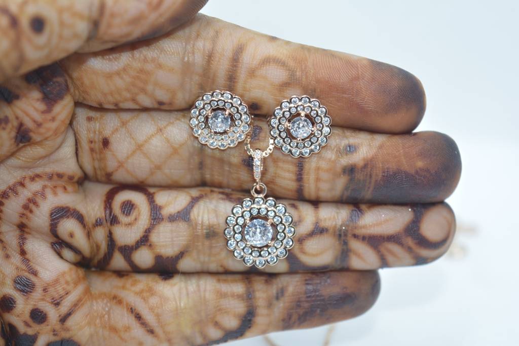 Eternal Blossom Pendant Set : LVD288