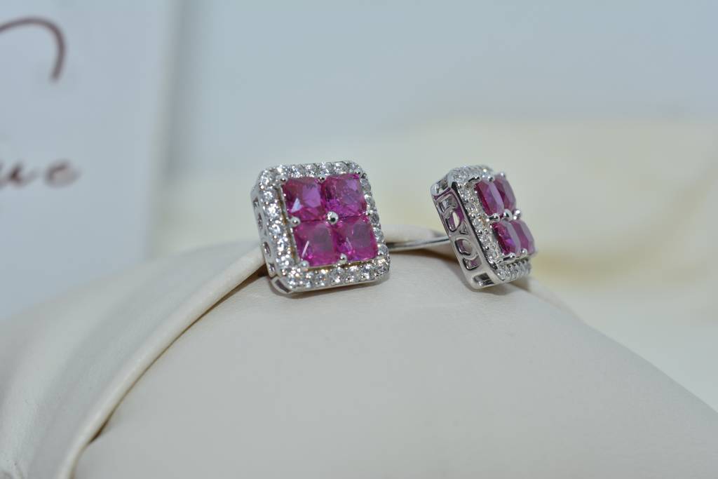 Pink Brilliance Studs : lvd43