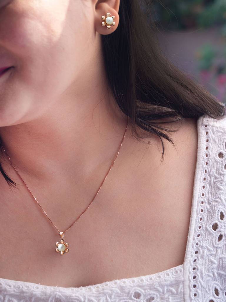 Mannash Pearl In A Flower Rose Gold Plated Sterling Silver Pendant Set : MCRJPSC878D2050