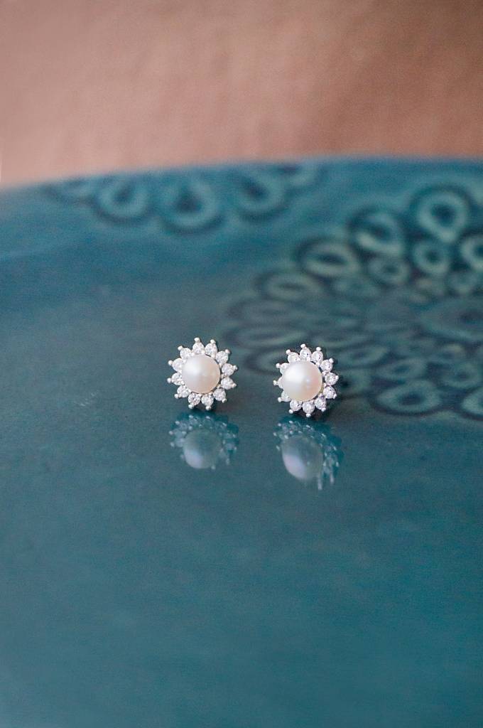 Mannash Glowing Pearly Flower Sterling Silver Stud Earrings : MCSES634D1501