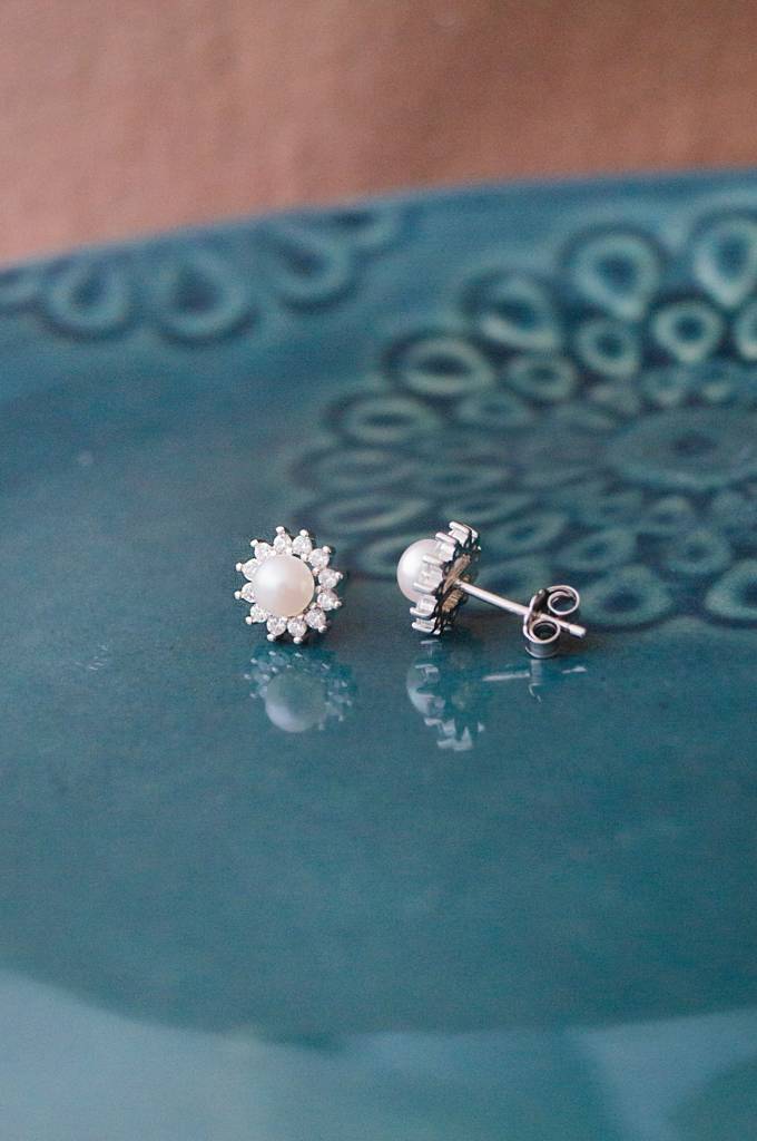 Mannash Glowing Pearly Flower Sterling Silver Stud Earrings : MCSES634D1501