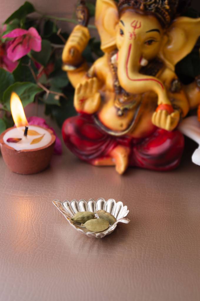 Handcrafted 925 Sterling Silver Mini Leaf Prasad Plate : MPSLS890D2223