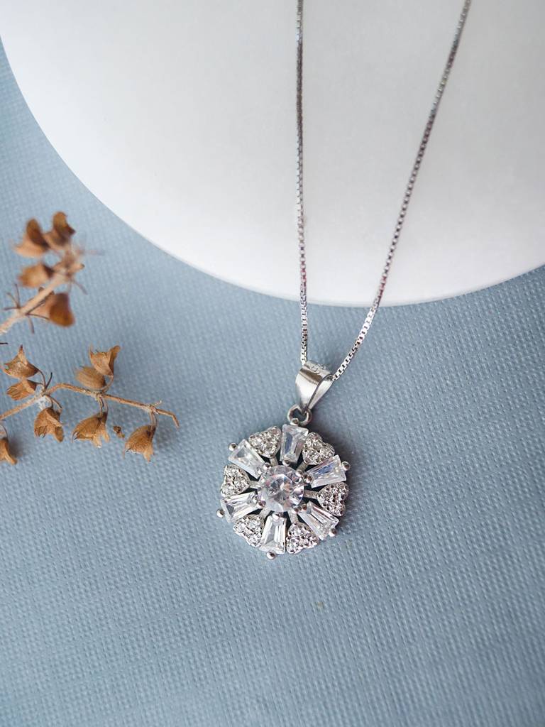 Mannash Radiant Floral Solitaire Sterling Silver Pendant With Chain : MZSPC490D1148