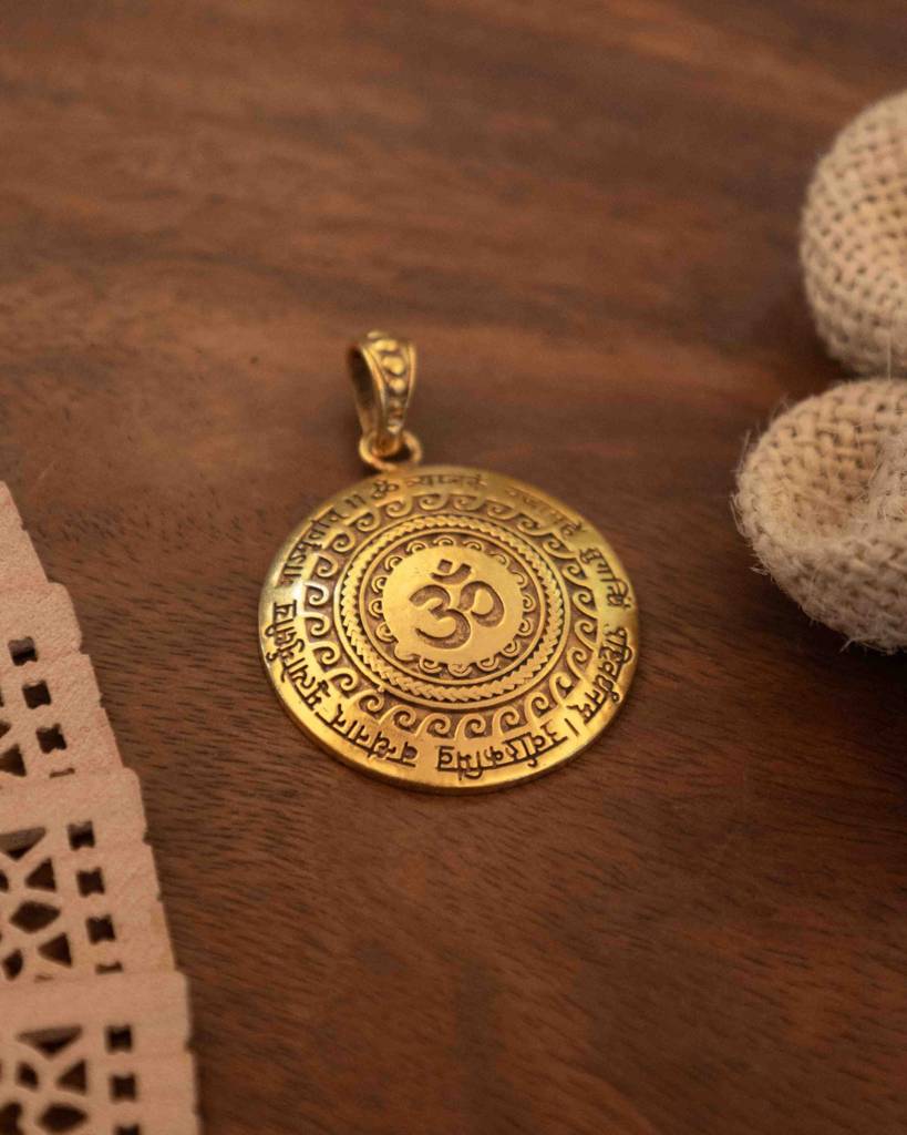 Maha Mrityunjaya Mantra Om Gold Pendant : SP4904-G