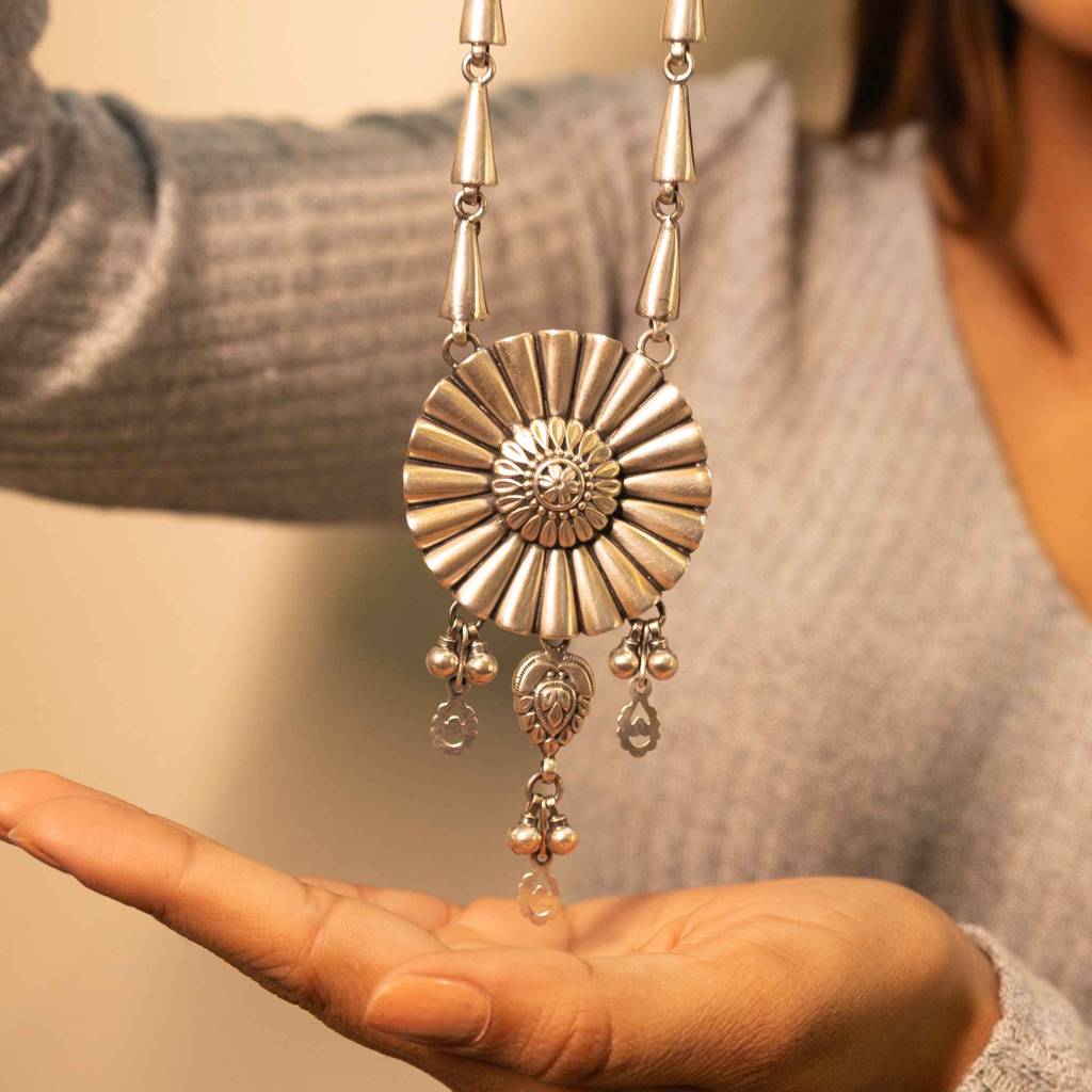 Mizoya Embossed Carved Drop Classic Necklace : SN24425