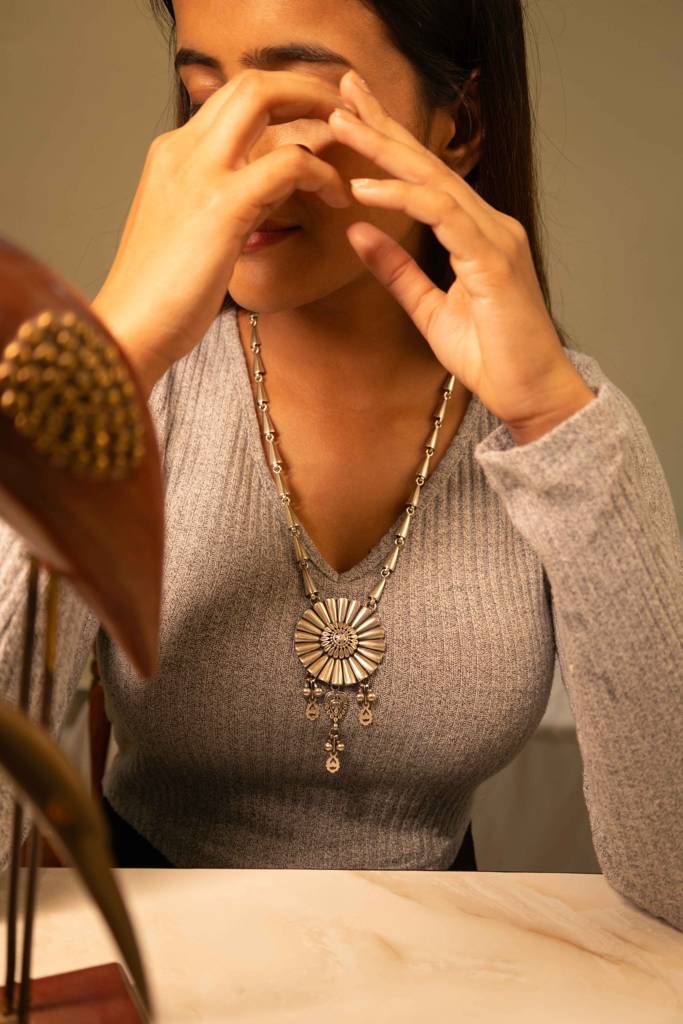 Mizoya Embossed Carved Drop Classic Necklace : SN24425