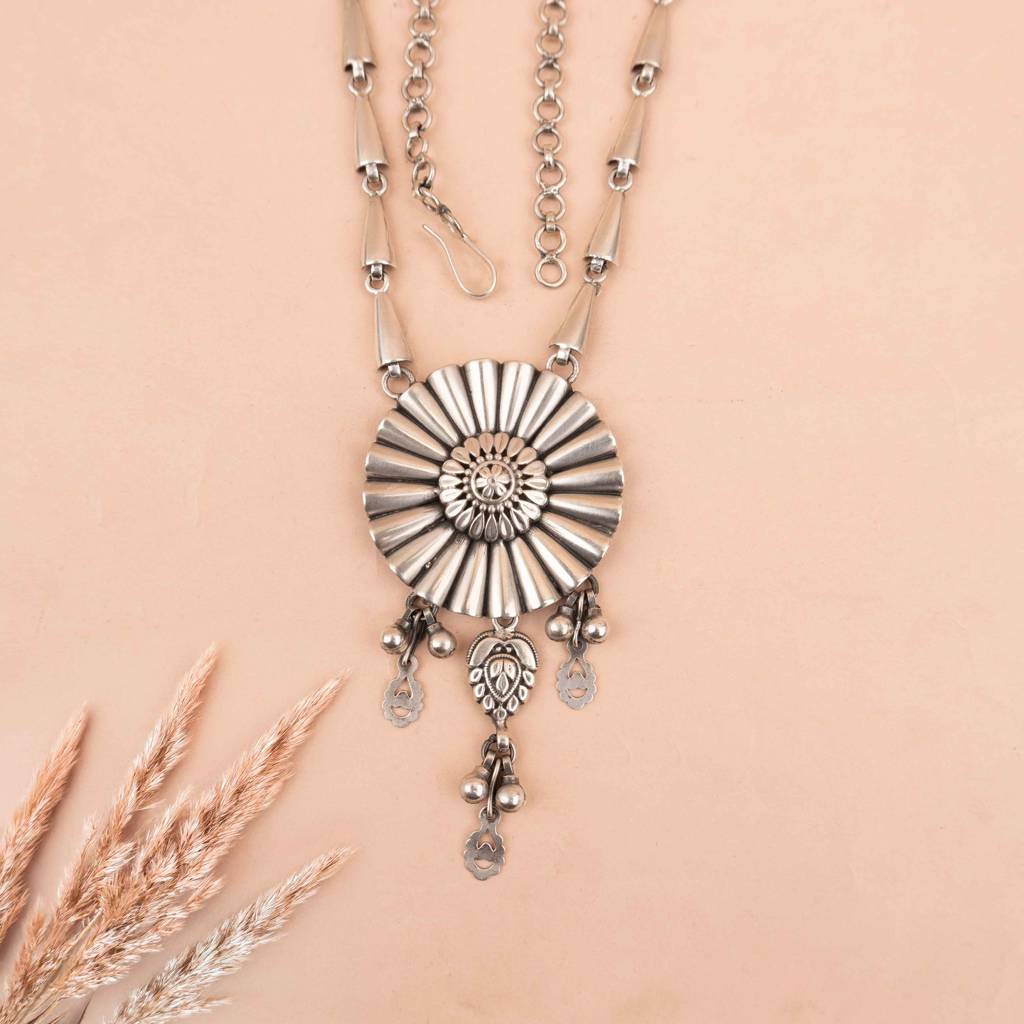 Mizoya Embossed Carved Drop Classic Necklace : SN24425