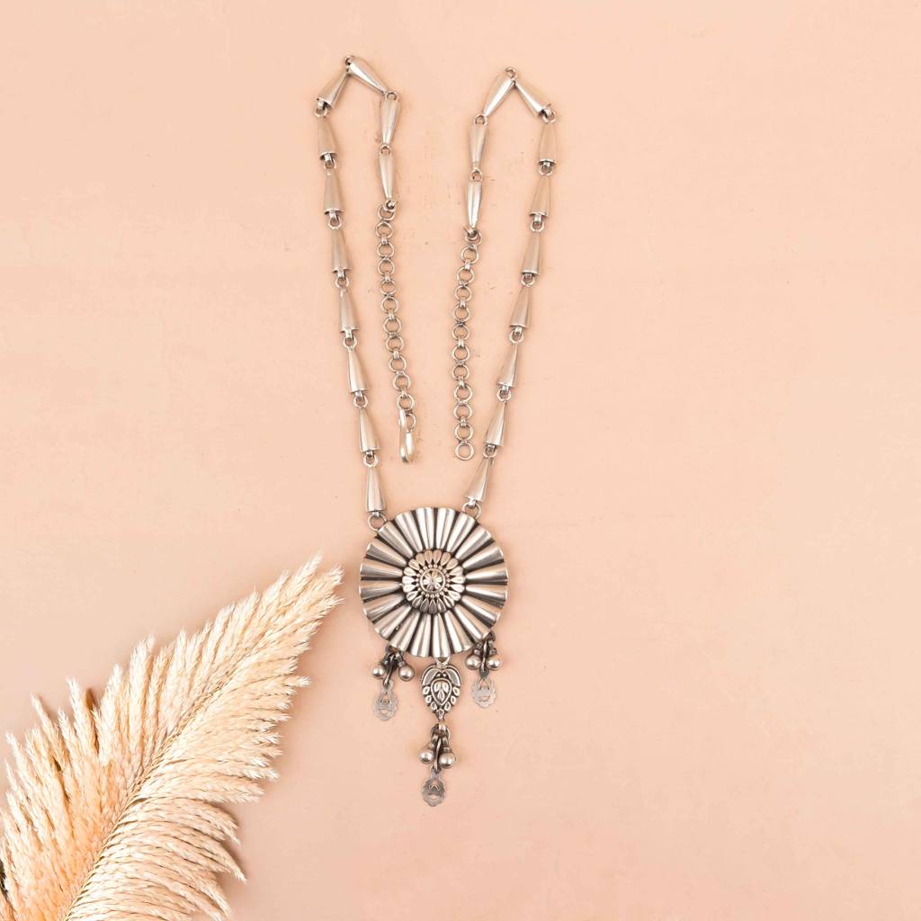 Mizoya Embossed Carved Drop Classic Necklace : SN24425
