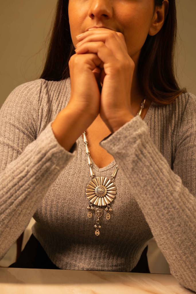 Mizoya Embossed Carved Drop Classic Necklace : SN24425