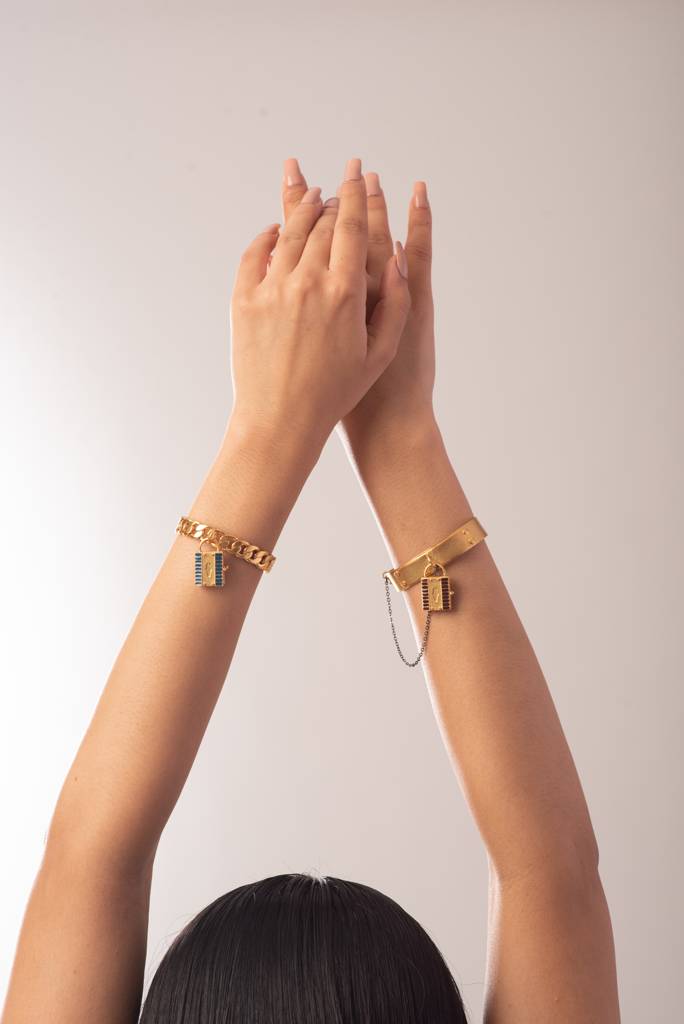 Treasure Chained Cuff : Mji21b3bl