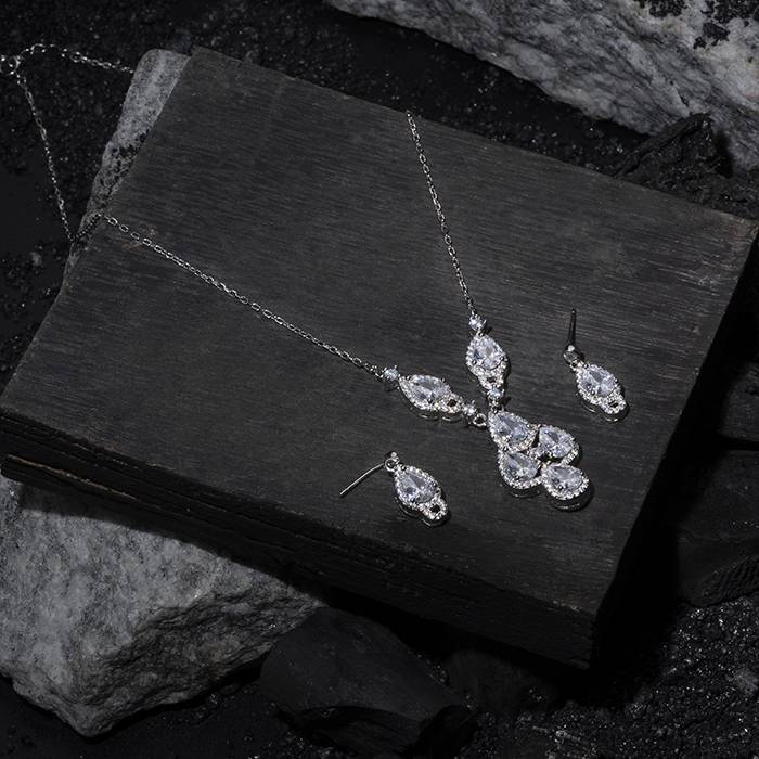 Pear-Fiction Necklace Set