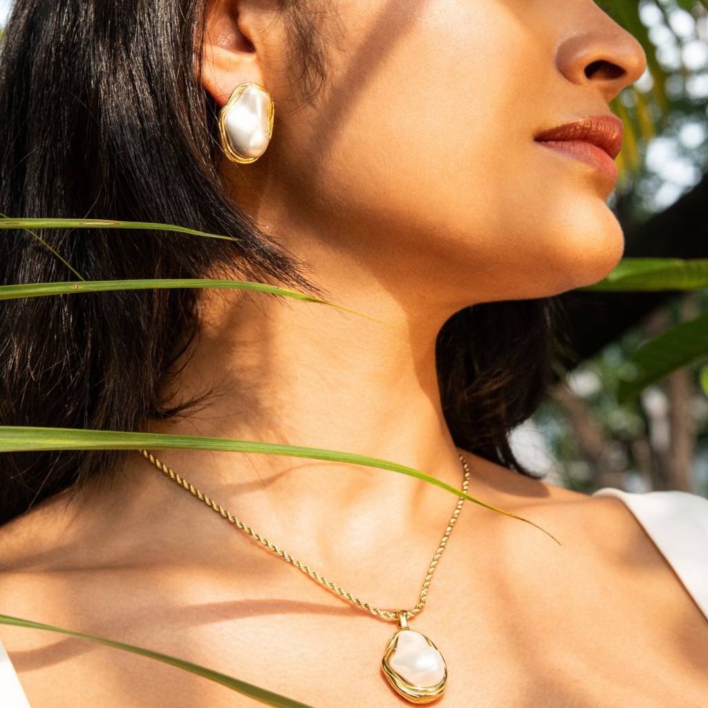 18K Gold Plated Waterproof Anti-Tarnish White Baroque Pearl Pendant Set : AMG0425PS09C2