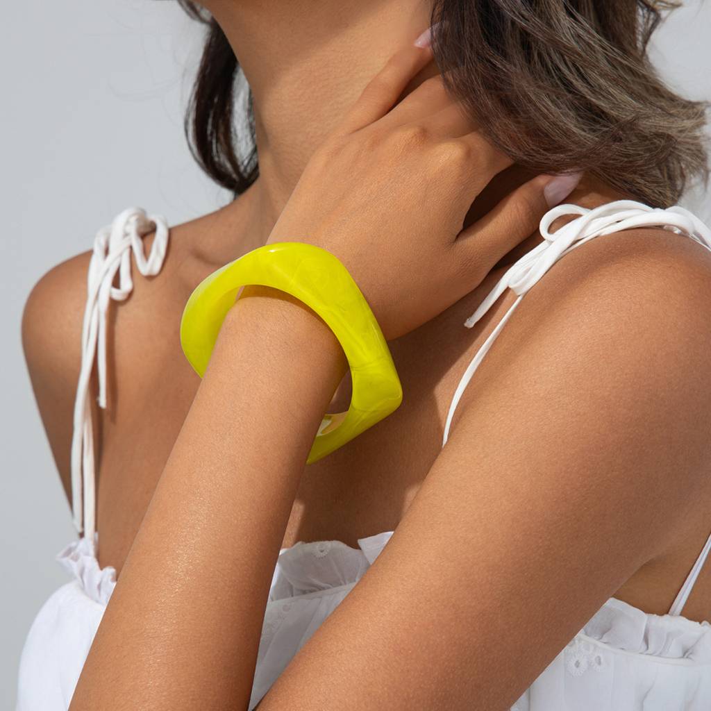 Chunky Wide Edge Rounded Square Polygonal Acrylic-Bangle : ADN0825B2252Y