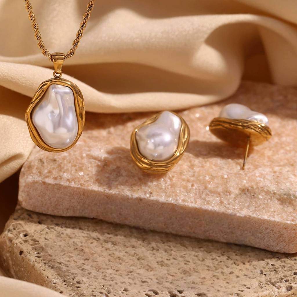 18K Gold Plated Waterproof Anti-Tarnish White Baroque Pearl Pendant Set : AMG0425PS09C2