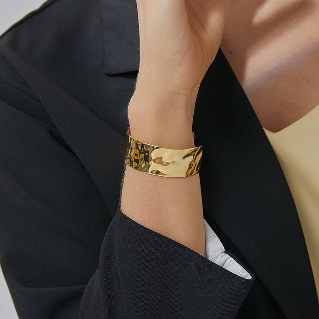 18K Plated Waterproof, Anti-Tarnish Hammered Mini Cuff Bangle Bracelet : AOU0125B20G
