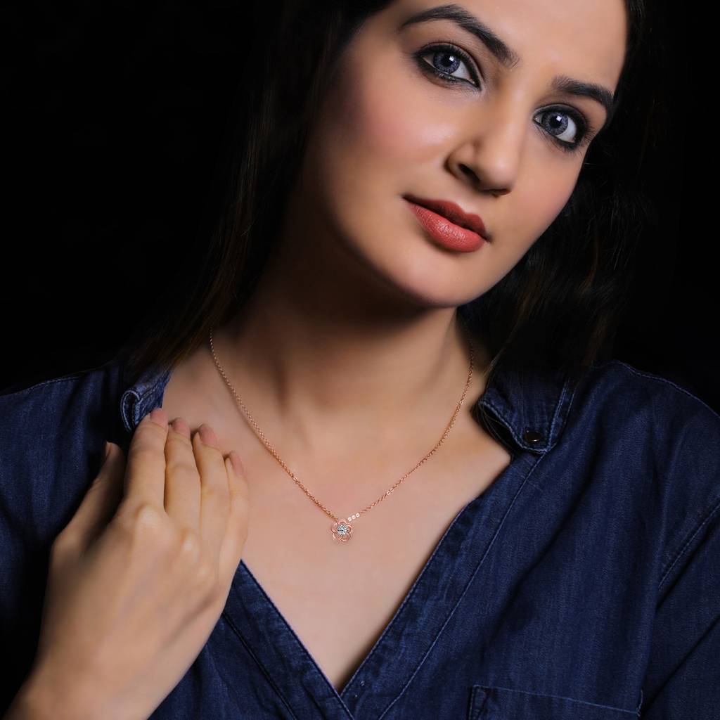 Rose Gold Flower Pendant With Link Chain : PD0177