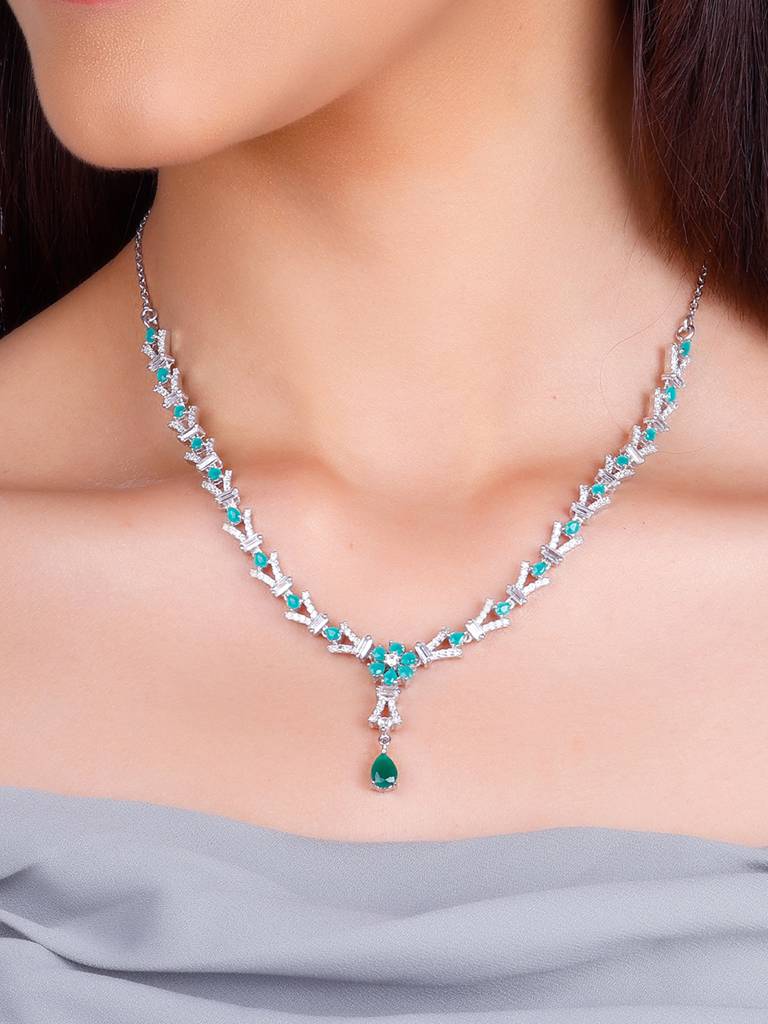 Giva 925 Sterling Silver Green Carnation Necklace