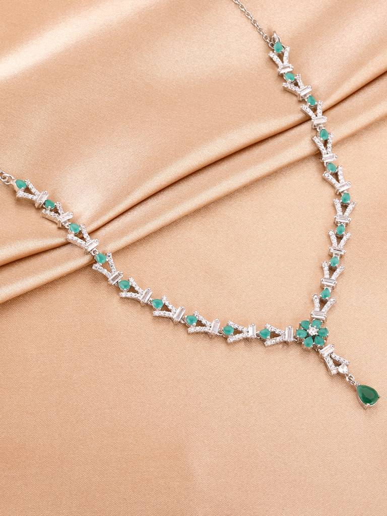 Giva 925 Sterling Silver Green Carnation Necklace