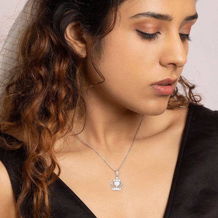 Silver Queen Of Hearts Pendant With Link Chain : PD0535