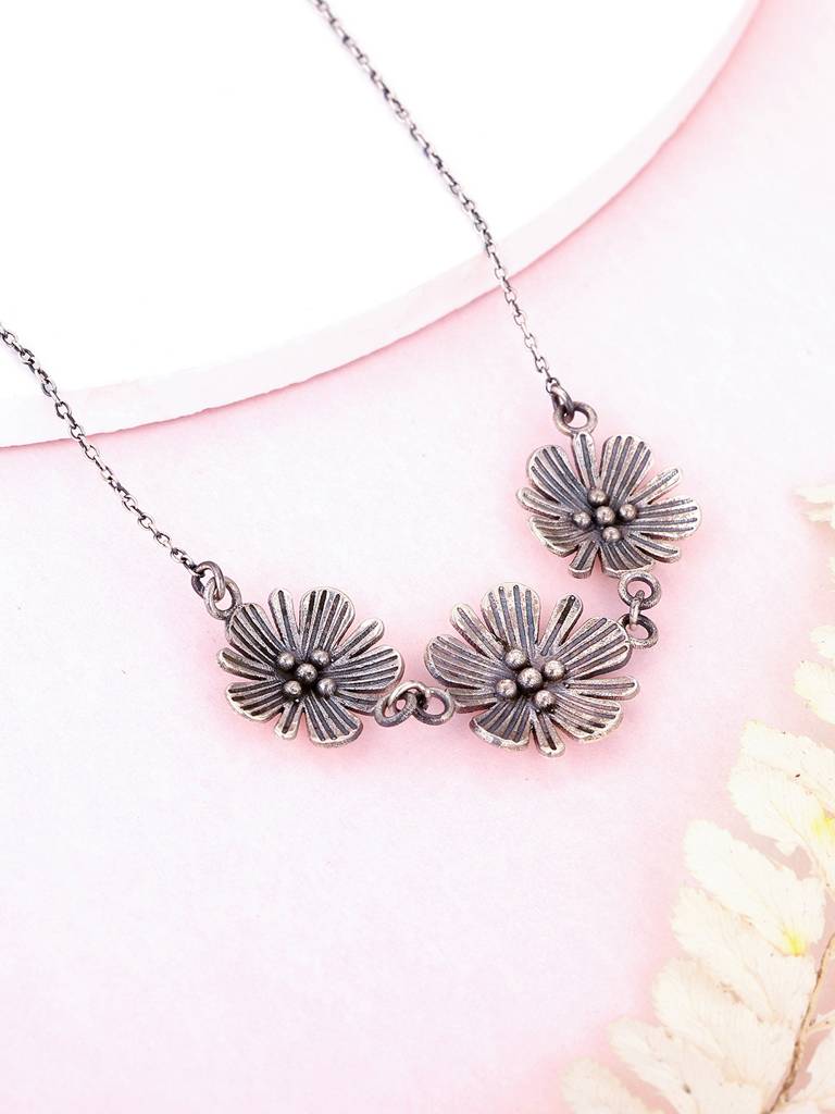 Giva 925 Sterling Silver Oxidised Silver Cheerful Daffodil Necklace