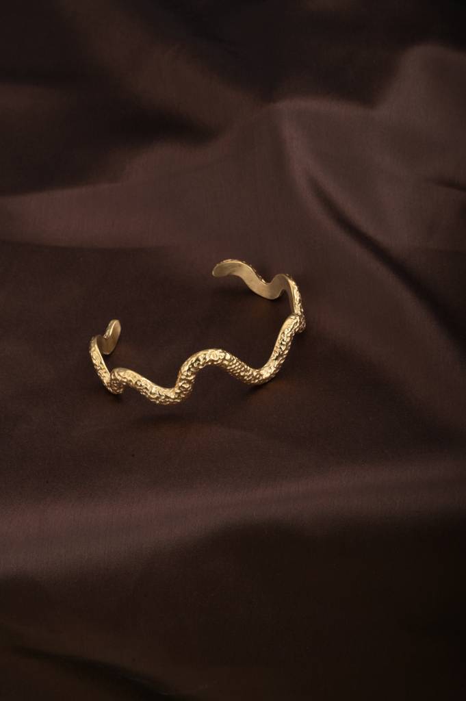 Wavy Textured Cuff Gold Bracelet : PMW01BR033