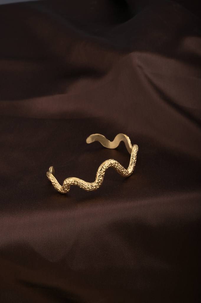 Wavy Textured Cuff Gold Bracelet : PMW01BR033