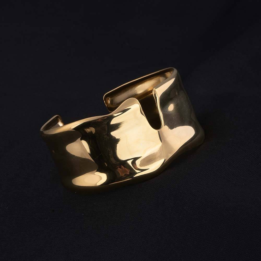 Crimped Golden Kada Bracelet : PMW01BR034