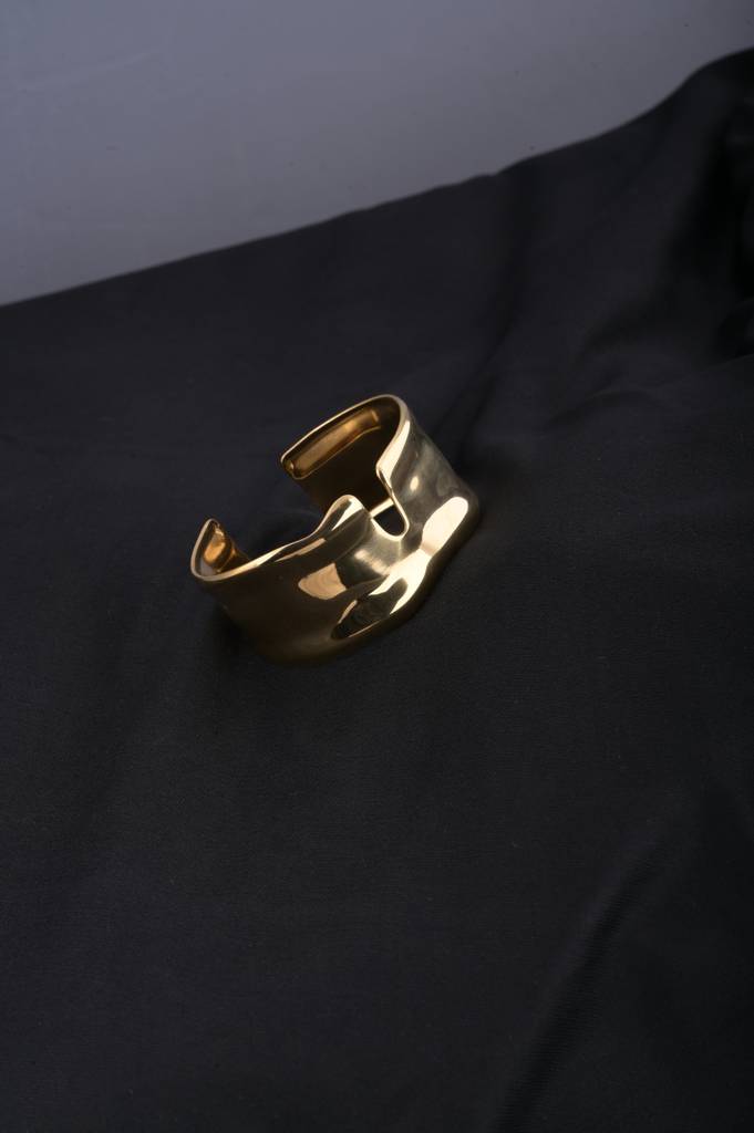 Crimped Golden Kada Bracelet : PMW01BR034
