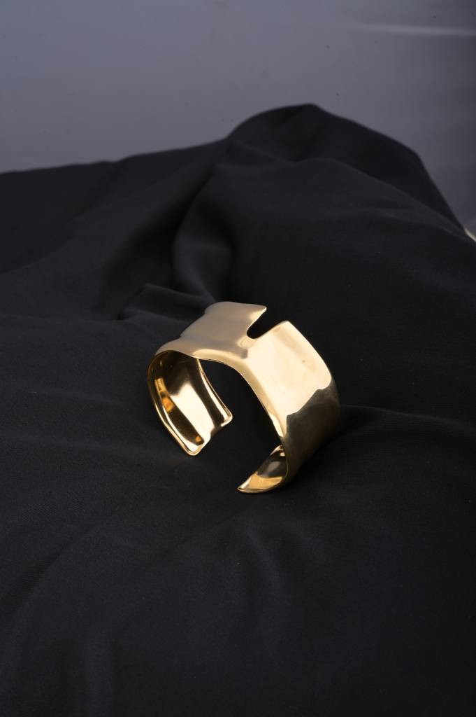 Crimped Golden Kada Bracelet : PMW01BR034