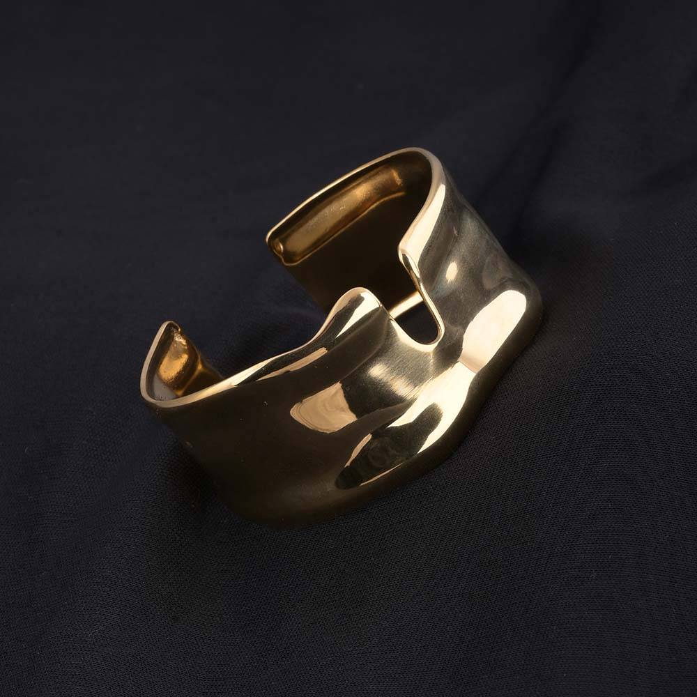 Crimped Golden Kada Bracelet : PMW01BR034