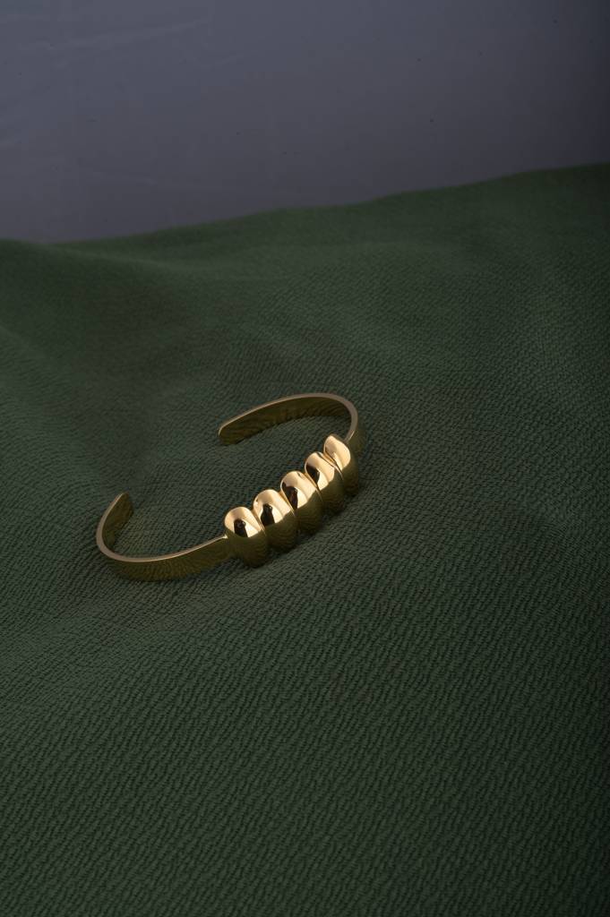 Golden Ribbed Kada Bracelet : PMW01BR043