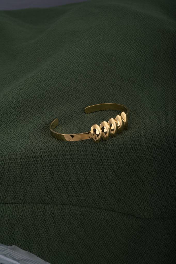 Golden Ribbed Kada Bracelet : PMW01BR043