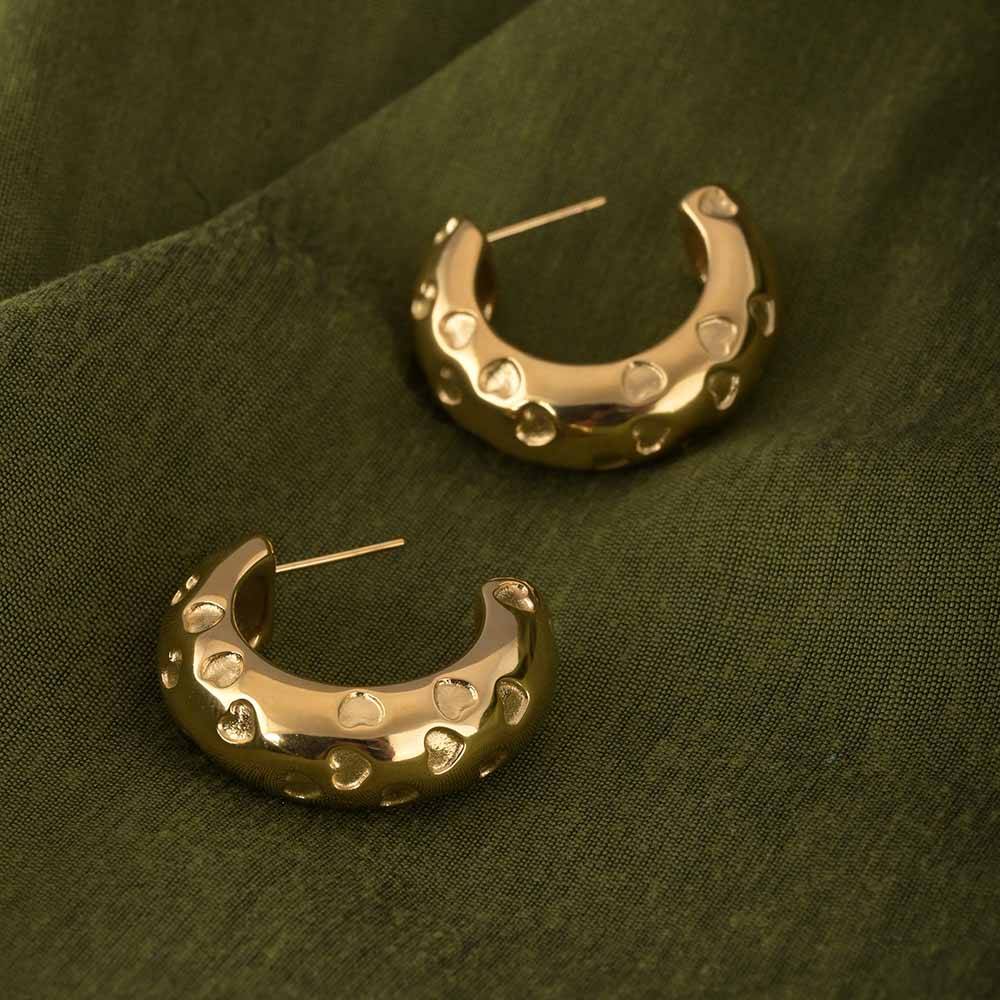 Engraved Heart Curved Earrings | Gold : PMW01ER016
