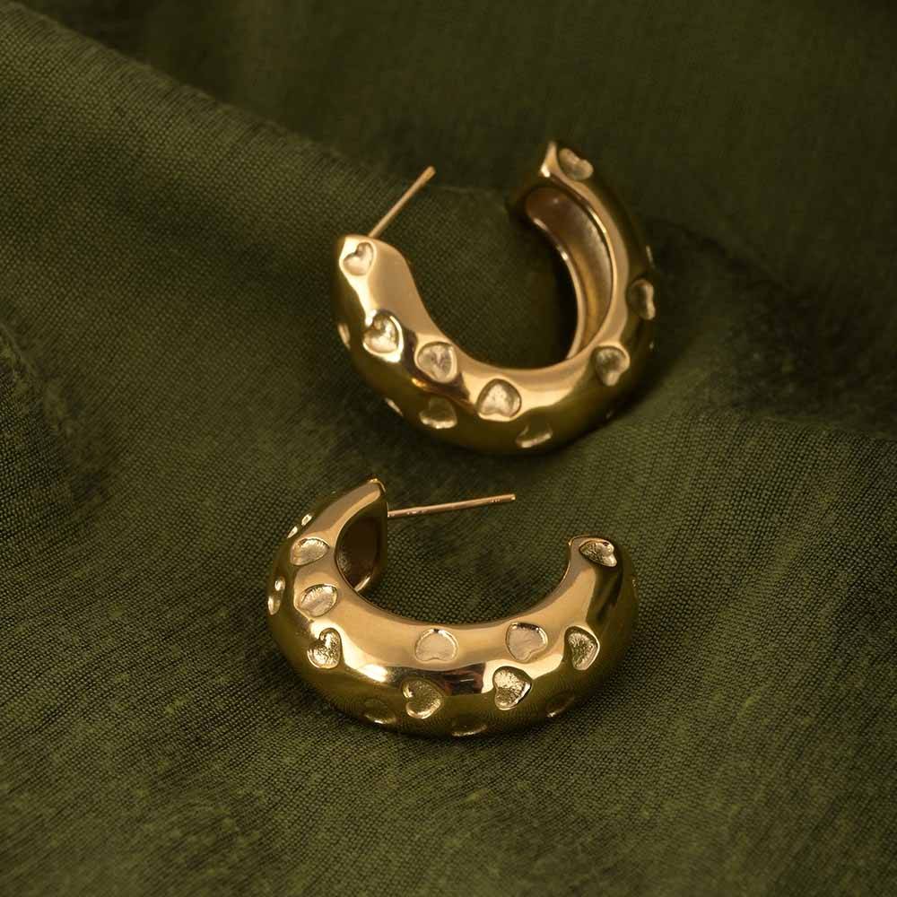 Engraved Heart Curved Earrings | Gold : PMW01ER016