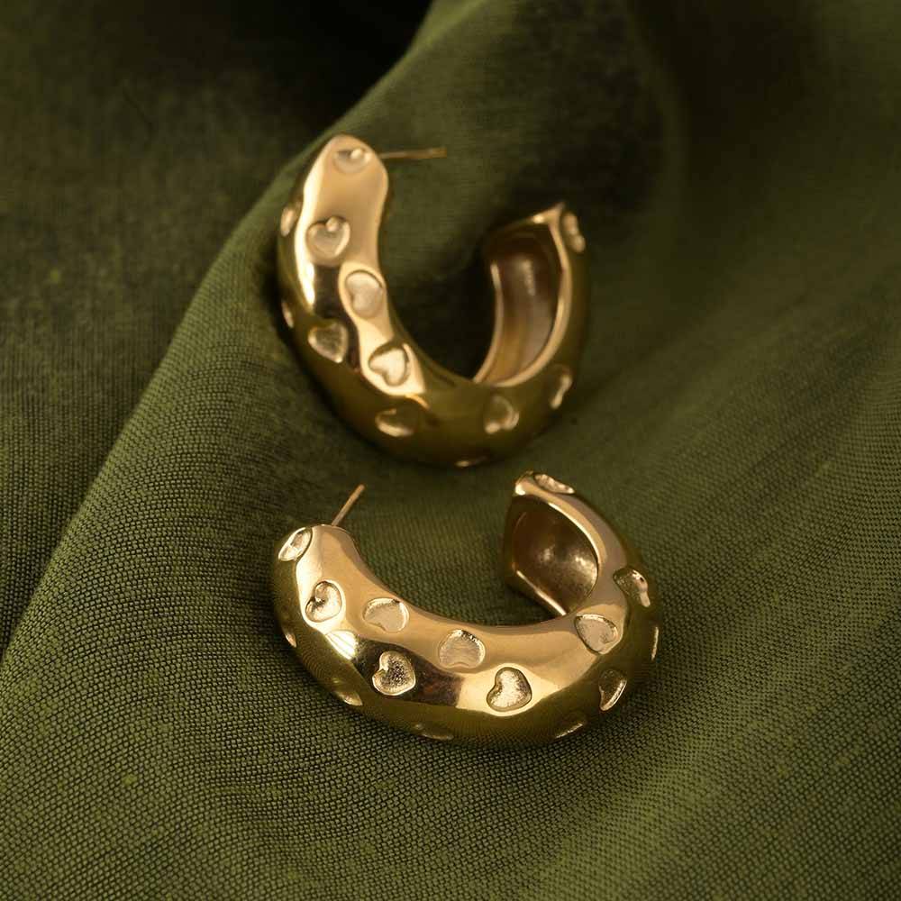 Engraved Heart Curved Earrings | Gold : PMW01ER016