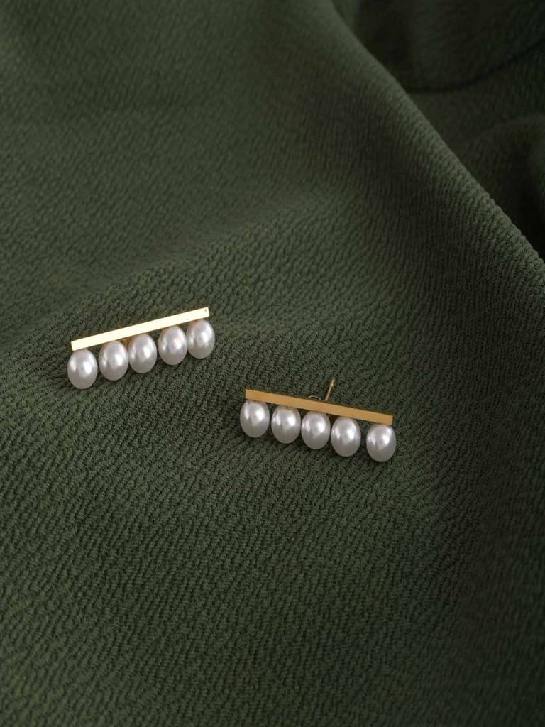 Linear Pearl Earrings : PMW01ER037