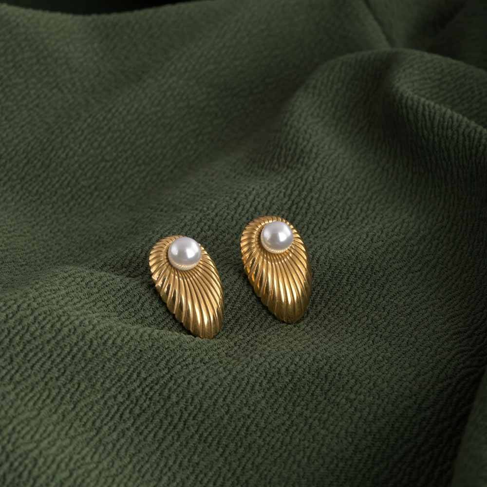 Oyster Pearl Earrings : PMW01ER090